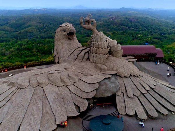 世界上最大的鸟雕塑制作